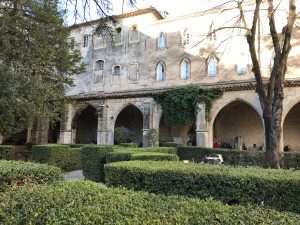 Truc&Co et ses herbes de Provence bio dans le cloître du Couvent Royal