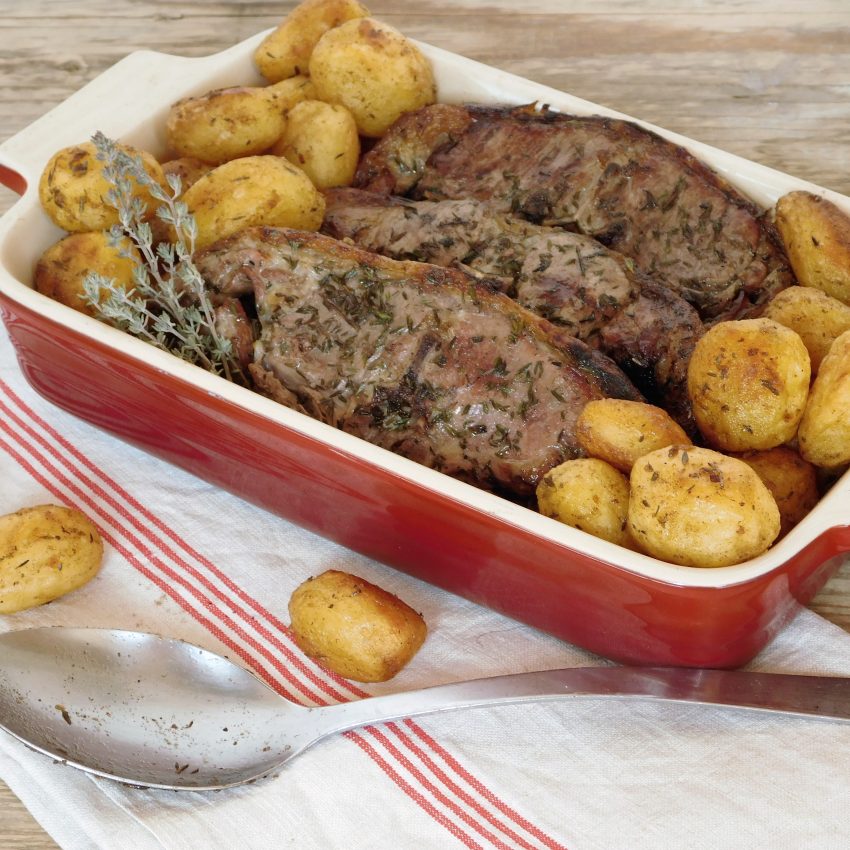 Recette de cotelettes d'agneau au thym bio et pommes grenailles