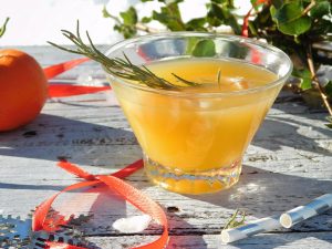 Recette originale cocktail prosecco clémentine romarin bio par Truc&Co, producteur d'herbes aromatiques bio